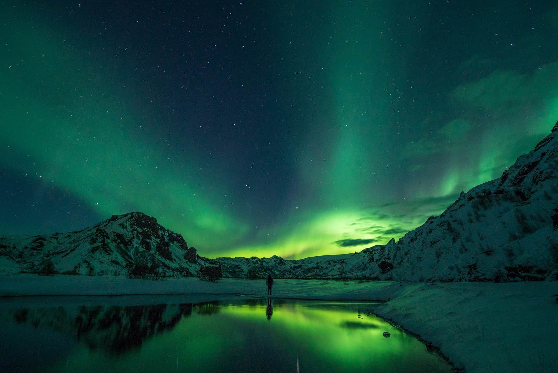 Refleksjon av nordlys i en sjø