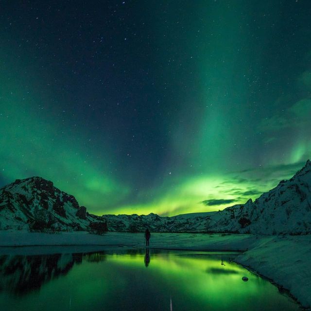 Refleksjon av nordlys i en sjø