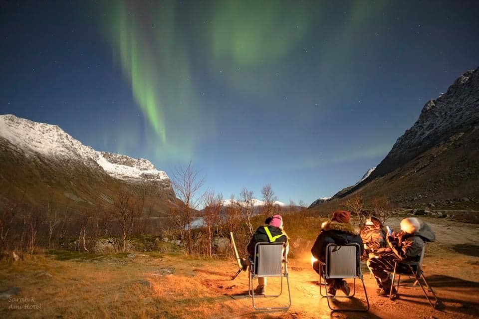 Jakter nordlys rundt bålet